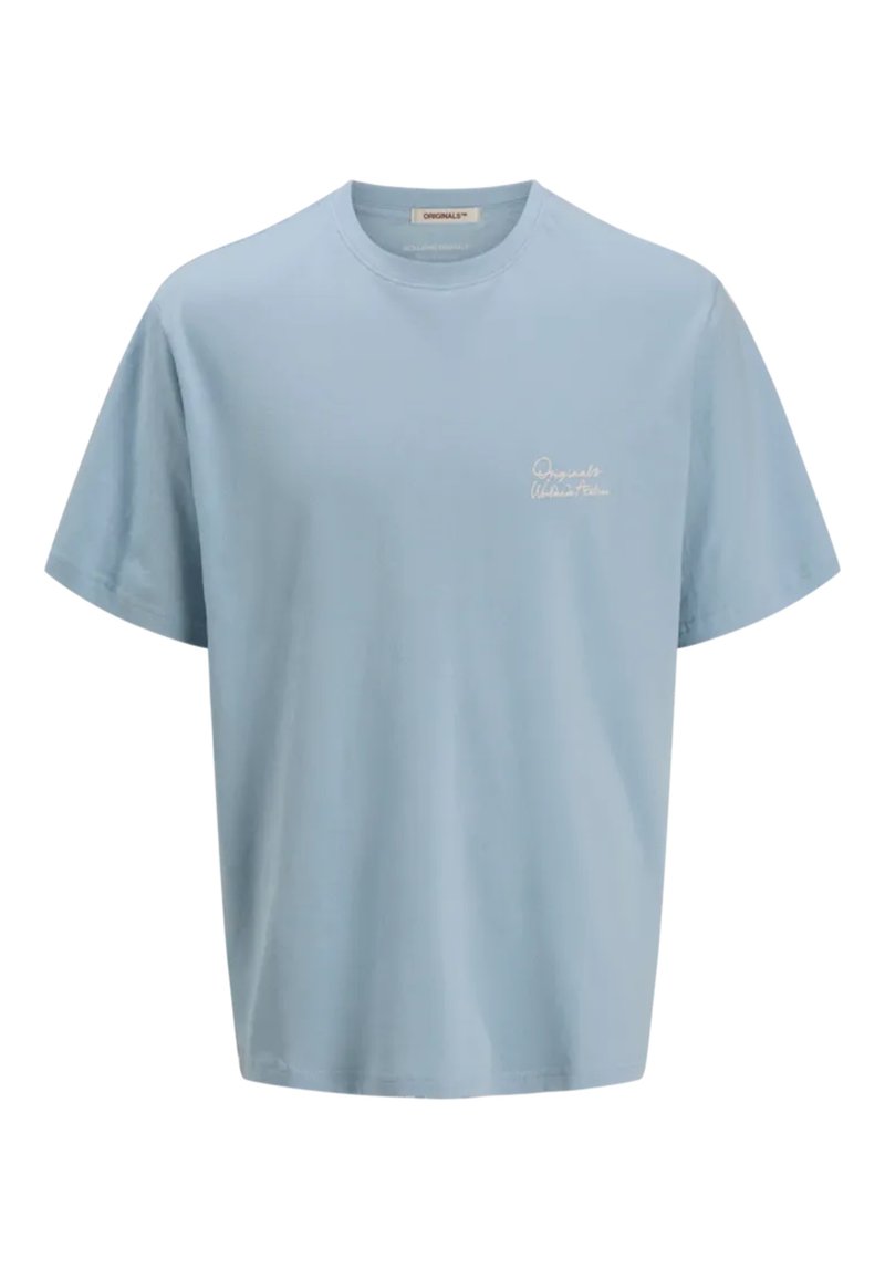Camiseta de algodón de color azul claro con mangas cortas, cuello redondo y logo bordado "Originals" en el lado izquierdo del pecho. Textura suave.