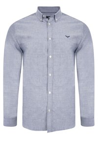 Chemise bleu clair à boutons en tissu texturé. Présente un col traditionnel, des manches longues et des boutons blancs. Détail de logo subtil.