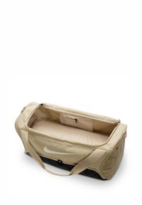 Duffle tas in beige en zwart nylon, met een ruime binnenkant, een met rits afgesloten zak, versterkte handvatten en een groot logo.