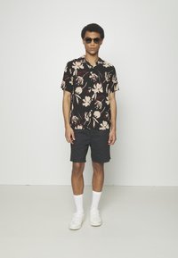 Pier One - 2 PACK - Shorts - olive/black Thumbnail Image 1
