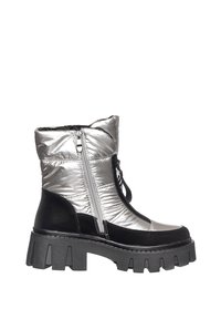 Bottine argentée moelleuse avec des accents noirs, fermeture éclair, semelle épaisse à traction, et texture matelassée sur le dessus. Design audacieux et moderne.