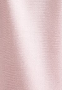 Lichtroze satijnen stof met een gladde, glanzende oppervlakte en een subtiele textuur, met een lichte glans en diagonaal weefpatroon.