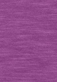 Lila gestrickter Stoff mit einer feinen Textur und gleichmäßig verteilten Reihen, die ein glattes und gleichmäßiges Erscheinungsbild verleihen.