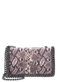 Torebka o wzorze skóry węża w odcieniach beżu i brązu, z czarnym łańcuszkowym paskiem i smukłym prostokątnym kształtem.