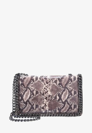 Handtas met slangenhuidpatroon in beige- en bruintinten, voorzien van een zwarte kettingband en een slank rechthoekig design.