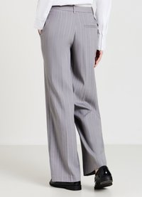 Pantaloni a gamba larga grigio chiaro con sottili righe verticali; realizzati in tessuto morbido; presentano una tasca posteriore e una vita pulita.