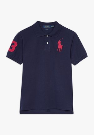 Polo shirt marine en coton, avec un col à deux boutons, des manches courtes, un logo brodé rose et un numéro 3 sur la manche gauche.