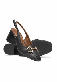 Czarne skórzane sandały na małym obcasie, z ostrym noskiem, złotą klamrą i niskim słupkowym obcasem. Teksturowana podeszwa zapewniająca przyczepność.