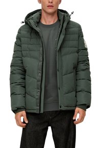 Groene gewatteerde jas met een capuchon, voorzien van een ritssluiting, knopen en zijzakken. Glad textuur met een doorgestikt patroon.