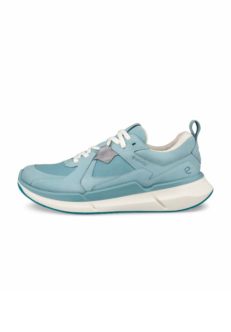 Scarpa sportiva azzurra con una texture liscia, dotata di lacci bianchi, un pannello in rete traspirante e una suola bianca imbottita.