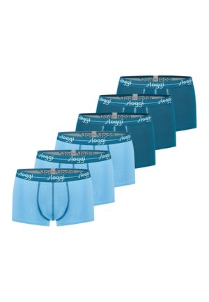 Sześć par męskich bokserek w dwóch odcieniach niebieskiego, ułożonych w dwóch rzędach, każda z elastycznym pasem z logo marki.