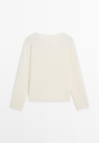 Cremfarbener Pullover mit langen Ärmeln und einem Bootsausschnitt, schlichtem Strickmuster und gerader Säume, von hinten vor einem weißen Hintergrund gezeigt.