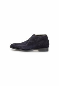 Botas de tobillo de ante en color navy con punta redonda, cordones en la parte delantera y un tacón bajo negro. Textura suave con un sutil detalle de costura.