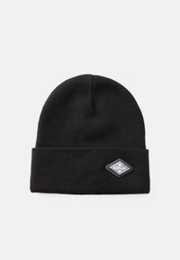 Pălărie neagră din tricot, cu margine pliată și un patch rectangulat cu cuvântul "REPLAY" scris cu litere albe.