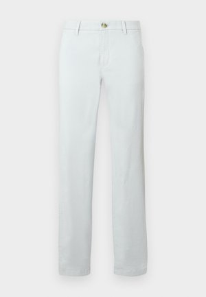 Pantalons gris clair en tissu mélangé coton ; coupe droite avec une texture lisse, dotés d'un bouton devant et de poches standards.