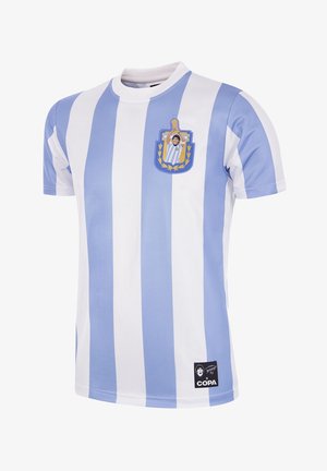 Maglia da calcio a righe blu chiaro e bianche, a maniche corte, con un emblema grafico che presenta una corona di alloro e un'icona giocatore sul petto.