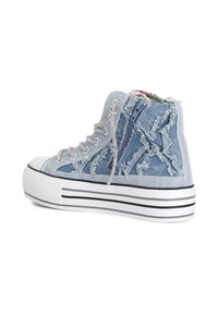 Denim-Hochtop-Sneaker mit einer strukturierten, verwaschenen Optik, silbernen Schnürsenkeln, einer weißen Gummi-Zehenkappe und einer gestreiften Plattformsohle.