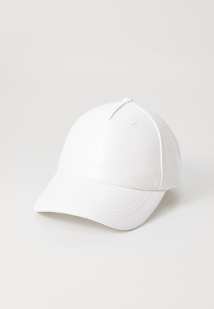 Gorra de béisbol blanca hecha de un material suave y brillante. Cuenta con un visera curvada, diseño de seis paneles y agujeros de ventilación en la parte superior.