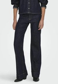 MIT BEIN ONLJUICY HOHE TAILLE SCHNITT  - Flared-farkut - dark blue denim