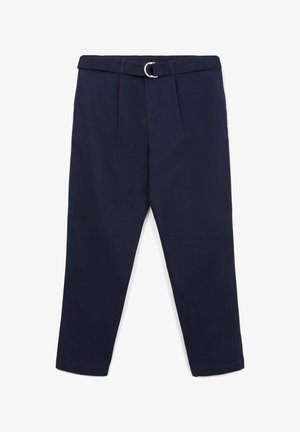 Pantaloni su misura blu navy con una cintura in tessuto abbinata e fibbia a D in argento, mostrati distesi su uno sfondo bianco.