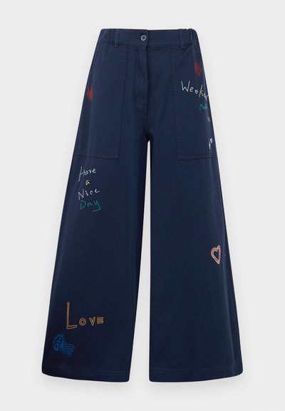 Pantaloni largi de culoare bleumarin din bumbac, cu multiple buzunare. Prezintă broderii colorate cu text și grafica, inclusiv inimi și expresii jucăușe.