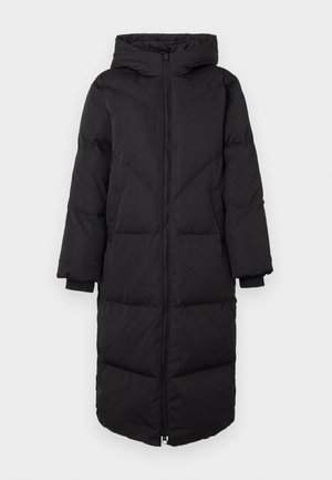 Mustamütsiga puffertakki, millel on täispikk eesmine lukku, elastsed mansetid ja tikitud tekstuur. Keskmise pikkusega disain sirge siluetiga.