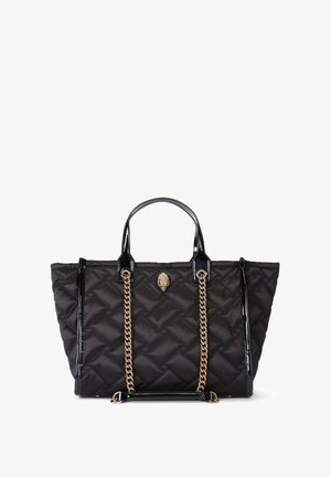 Borsa a tracolla nera trapuntata con dettagli lucidi, manici a catena dorati e un logo centrale. Presenta un design spazioso e una forma strutturata.