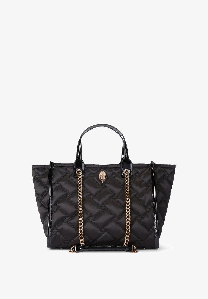 Borsa a tracolla nera trapuntata con dettagli lucidi, manici a catena dorati e un logo centrale. Presenta un design spazioso e una forma strutturata.