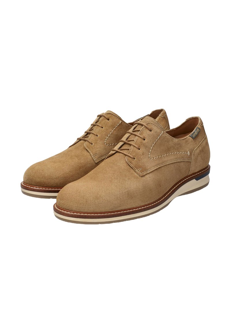 Chaussures habillées en daim beige avec une texture lisse, un embout arrondi, un design perforé et un système de laçage. Présente une semelle blanche contrastante et des coutures.