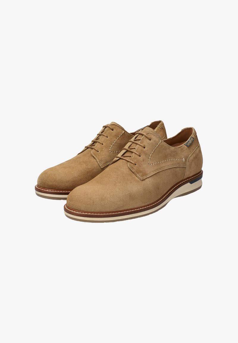 Chaussures habillées en daim beige avec une texture lisse, un embout arrondi, un design perforé et un système de laçage. Présente une semelle blanche contrastante et des coutures.