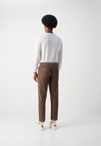 Lindbergh CROPPED PANTS - Παντελόνι - deep brown