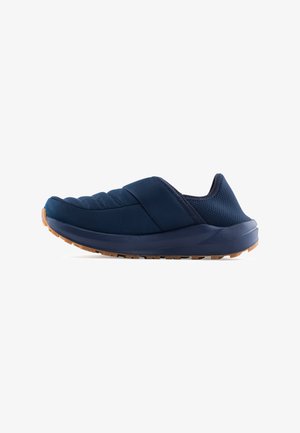 Námořnické slip-on boty s polstrovaným vrškem, texturovanými síťovinovými akcenty a silnou gumovou podrážkou. Disponují zaoblenou špičkou a elegantním designem.