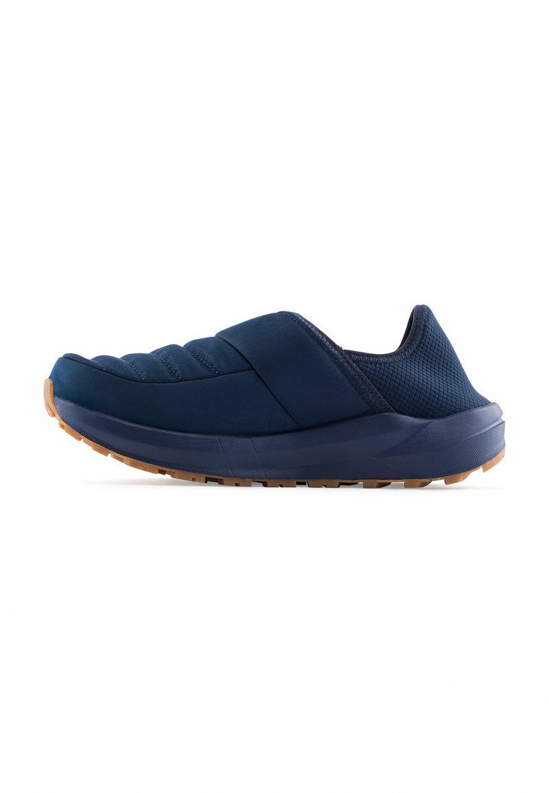 Námořnické slip-on boty s polstrovaným vrškem, texturovanými síťovinovými akcenty a silnou gumovou podrážkou. Disponují zaoblenou špičkou a elegantním designem.
