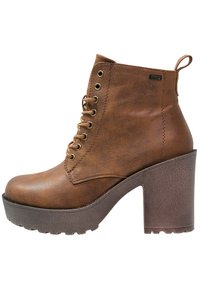 Brązowe botki za kostkę z teksturowanej skóry, metalowymi oczkami i grubym, platformowym obcasem. Posiadają pętelkę z tyłu.