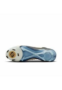 Suola di scarpa sportiva chiodata nera e blu con una intersuola testurizzata e un logo circolare su un'area bianca. Presenta impugnature metalliche.