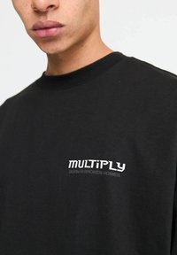 Multiply Apparel BROKEN IDENTITY - Printtipaita - black soda washed