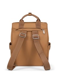 Zaino beige con texture liscia, doppie maniglie superiori, spallacci regolabili e chiusura con cerniera. Presenta tasche laterali e dettagli in argento.