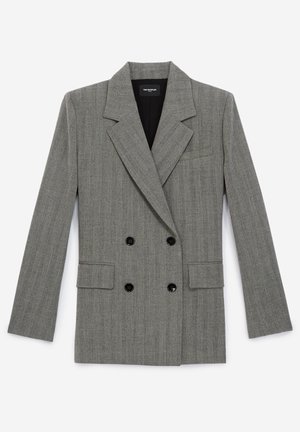 Blazer gris de doble botonadura con botones negros, solapas con muesca, dos bolsillos delanteros con solapa y un bolsillo de ojal en el pecho, colocado plano sobre fondo blanco.
