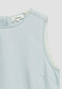 Top de denim sin mangas azul claro con cuello redondo y etiqueta de la marca s.Oliver en el interior del cuello, talla 36.