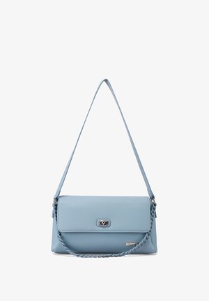 Borsa a tracolla in pelle azzurro chiaro con finitura testurizzata, chiusura a gancio e tracolla intrecciata. Presenta un accento metallico con logo sul davanti.