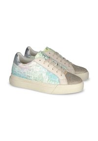 Zapatillas de cuero con una suave superficie en tonos pastel y detalles en metalizado plata. Cuentan con una puntera texturizada y una suela de goma beige clara.