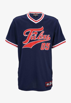 Námořnická modrá síťová dres s červenými a bílými akcenty, s logem "Fubu" v kurzívě a číslem "05" na přední straně. Krátké rukávy.