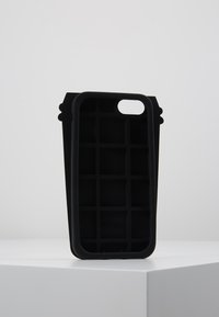Čierny silikónový obal na telefón s textúrovaným mriežkovým vzorom, otvoreným dizajnom hore a zaoblenými hranami pre model iPhone 6/7/8.