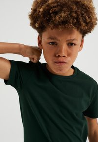 WE Fashion MET RONDE HALS - Basic póló - green