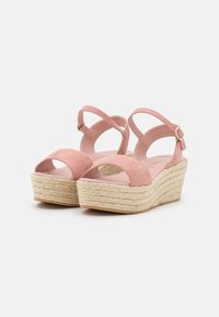Rosa mockaskinns kilklackssandaler med öppen tå, justerbar ankelrem och en flätad juteplattformssula.