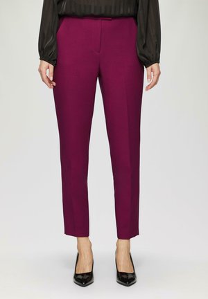 Magenta tailed broek met een slim fit, voorzien van een platte voorkant, zijzakken en een soepele stoftextuur.