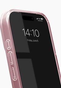 Gjennomsiktig rosa mobildeksel som dekker en svart smarttelefonskjerm, viser tid og dato. Dekselet har sideknapper og klare kanter.