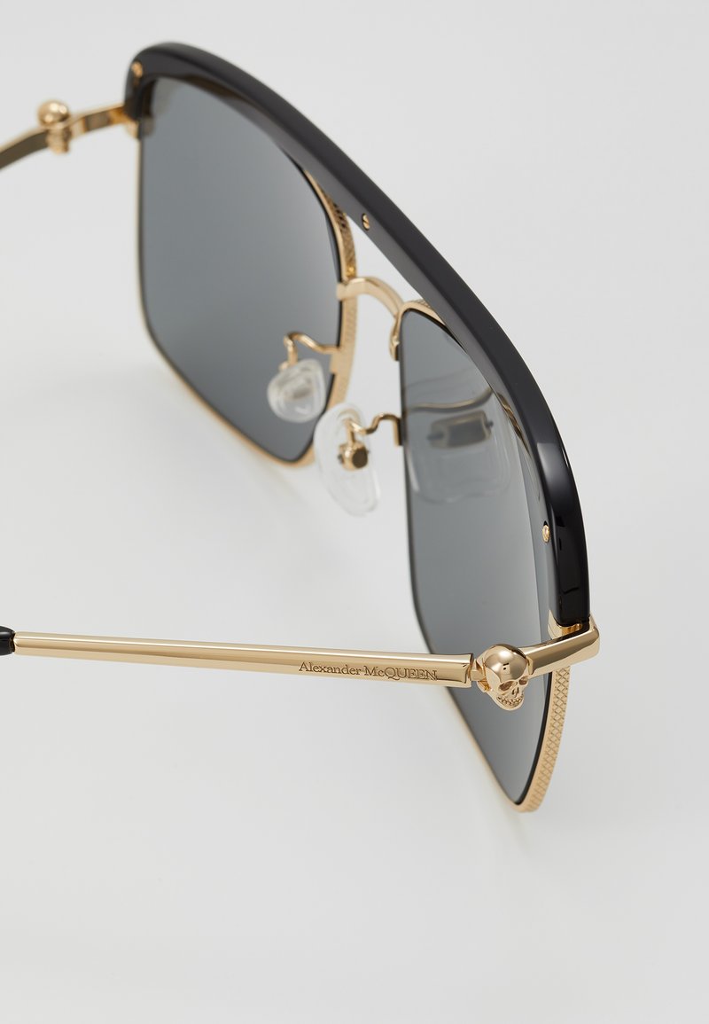 Herren Mützen, Hüte & Caps | Alexander McQueen SUNGLASS MAN Sonnenbrille gold-coloured/grey/goldfarben - SS33440 Herren Mützen, Hüte & Caps | Alexander McQueen SUNGLASS MAN Sonnenbrille gold-coloured/grey/goldfarben - SS33440