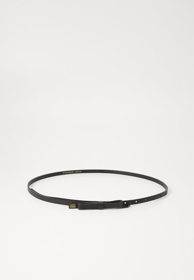 Svart lærbelte med slankt design, som har en glatt tekstur og en liten spenneaccent. Justerbart med flere hull.
