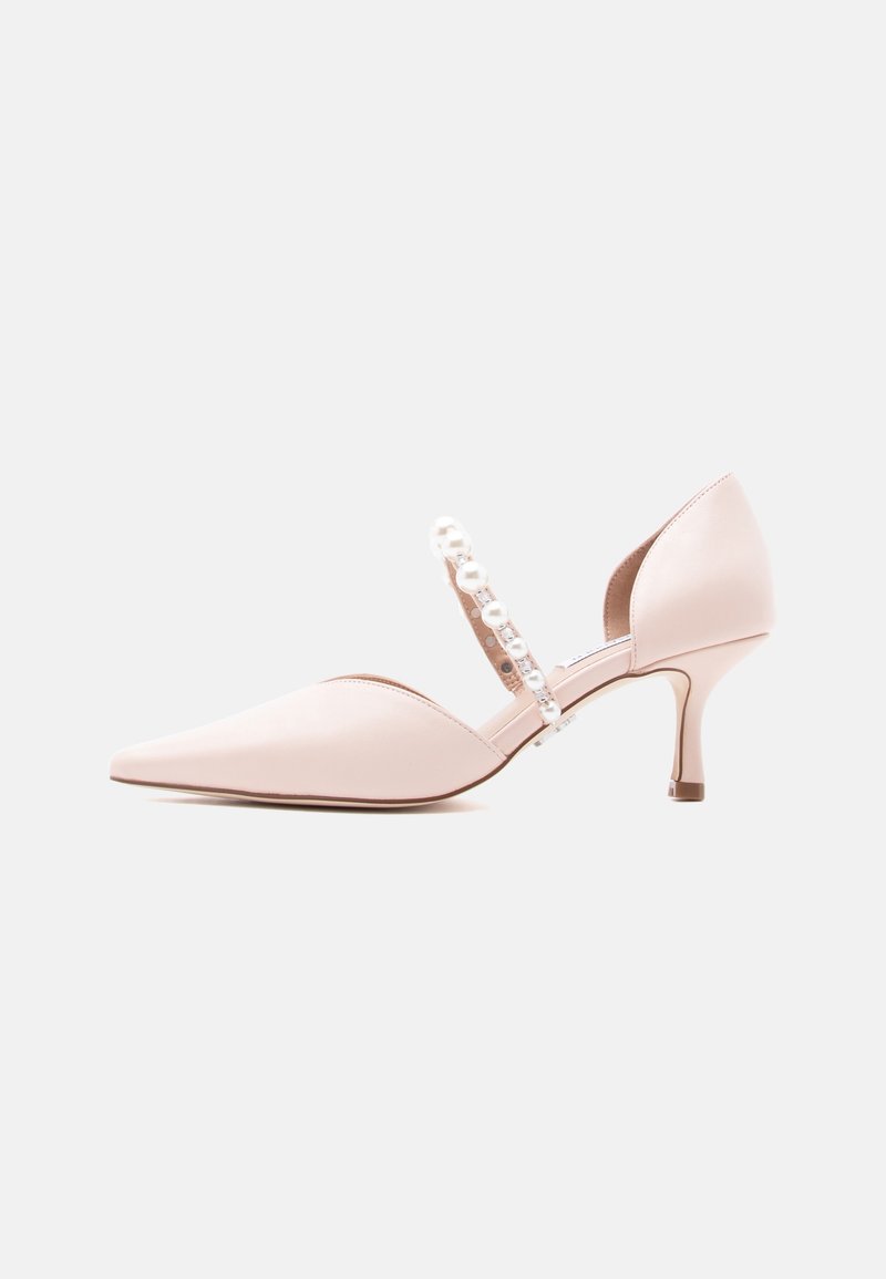 Chaussure à talon kitten rose clair à bout pointu avec bride de cheville ornée de perles sur fond blanc.